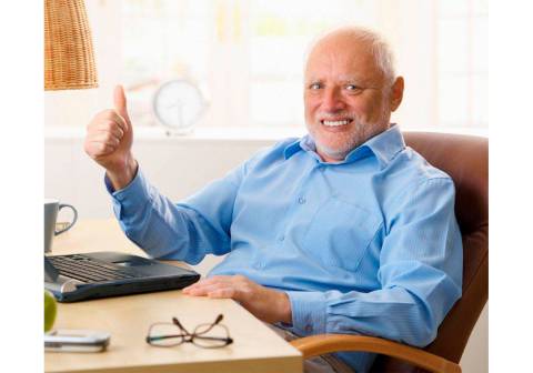 человек улыбается и показывает класс